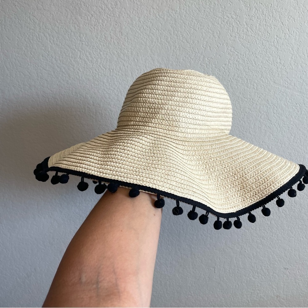 J by J. Crew Straw Beach Hat with Black Pom Poms Wide Brim Sun hat L5538